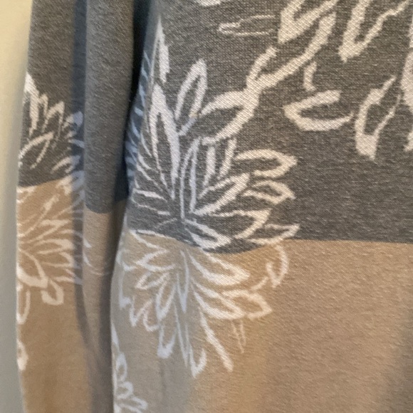 Calvin Klein Knit long Sweater in Gray and tan. White floral. Size M. Dual color - Picture 5 of 13